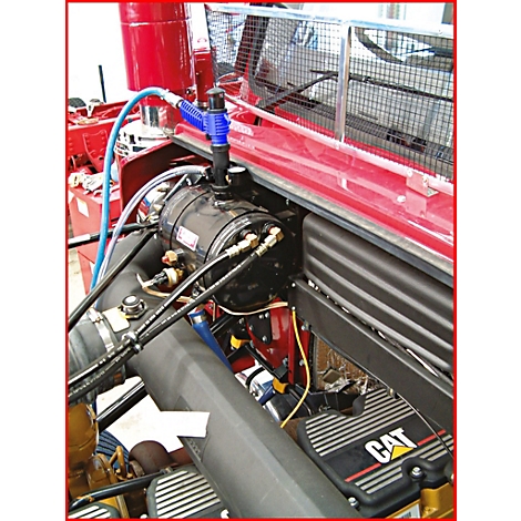 Motor eines Lastwagens. Schwarze Teile, blaue Schläuche, gelbe Kabel, und Schriftzug CAT. Roter Rahmen.